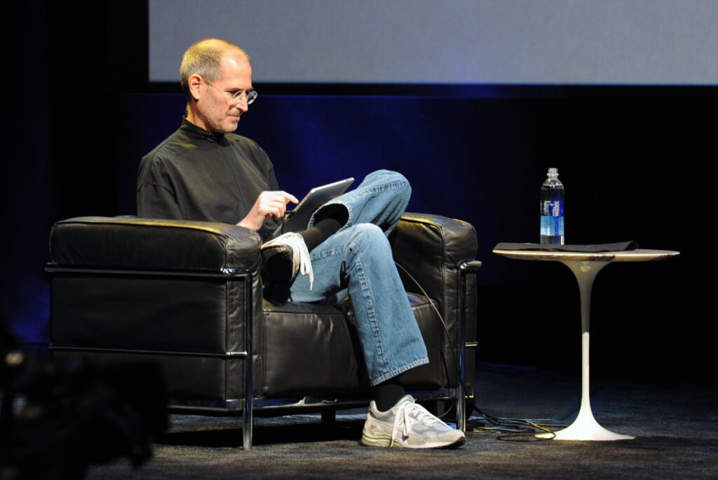 Steve Jobs while presenting the iPad in San Francisco at 2010 (wikimedia)